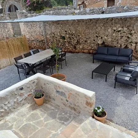 The Red Cliffs ليونِذيو