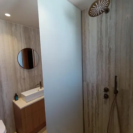 The Red Cliffs * ليونِذيو