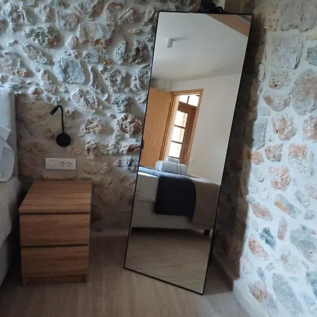 The Red Cliffs فيلة ليونِذيو