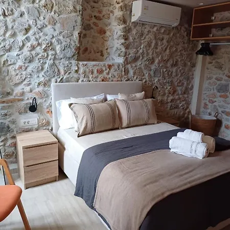 The Red Cliffs فيلة *