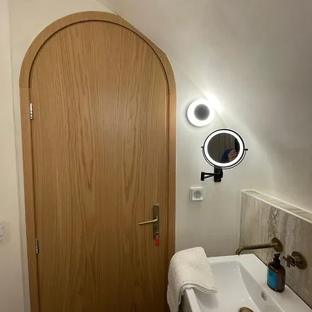 The Red Cliffs فيلة *