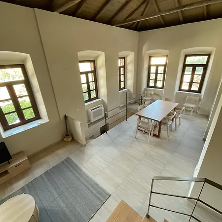 The Red Cliffs ليونِذيو