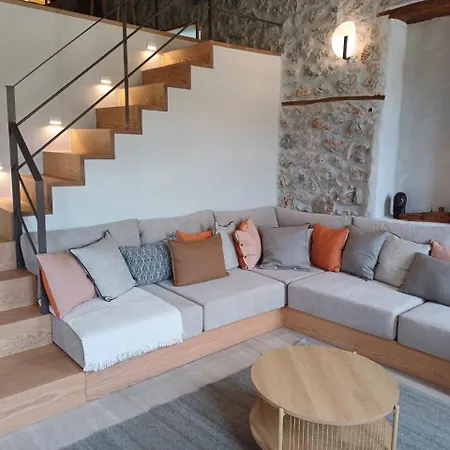 The Red Cliffs * ليونِذيو