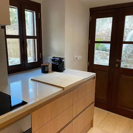 فيلة The Red Cliffs