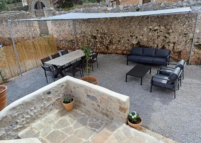 The Red Cliffs Leonídion