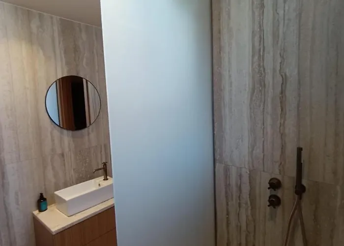 The Red Cliffs * Leonídion