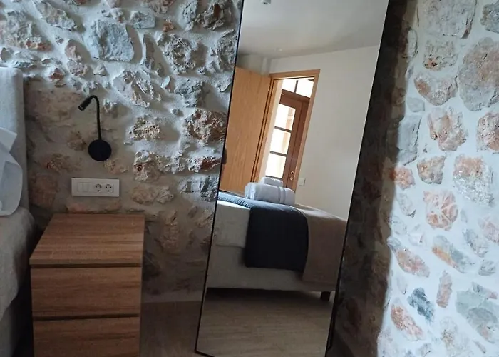 The Red Cliffs Villa Leonídion