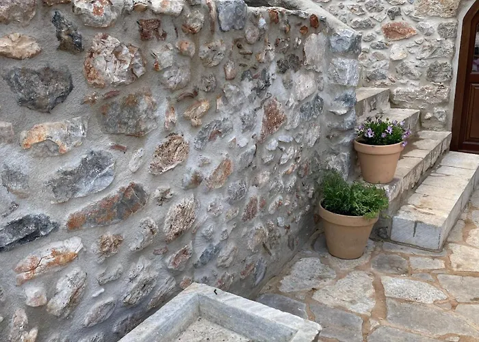 The Red Cliffs * Leonídion