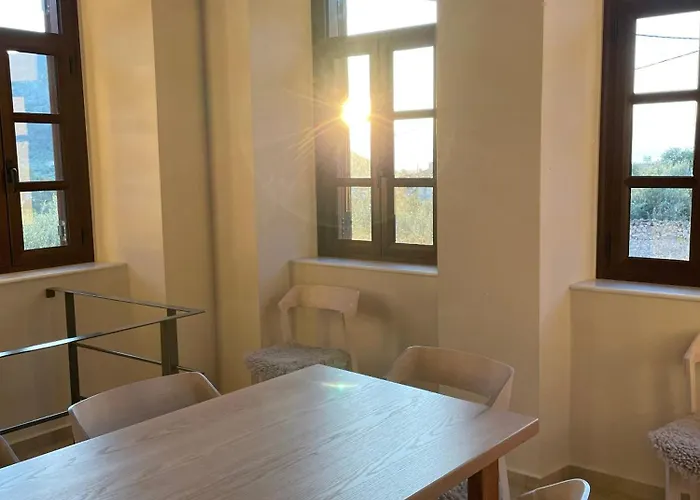 The Red Cliffs * Leonídion