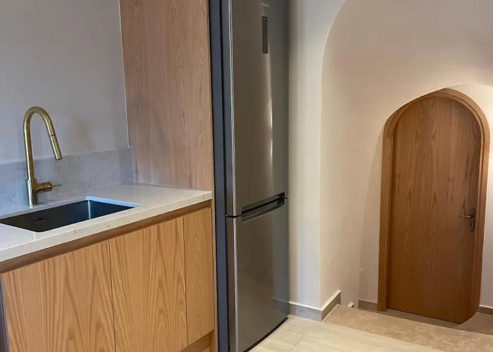 The Red Cliffs Villa Leonídion