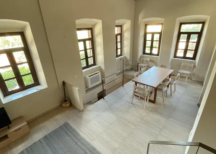 The Red Cliffs Leonídion