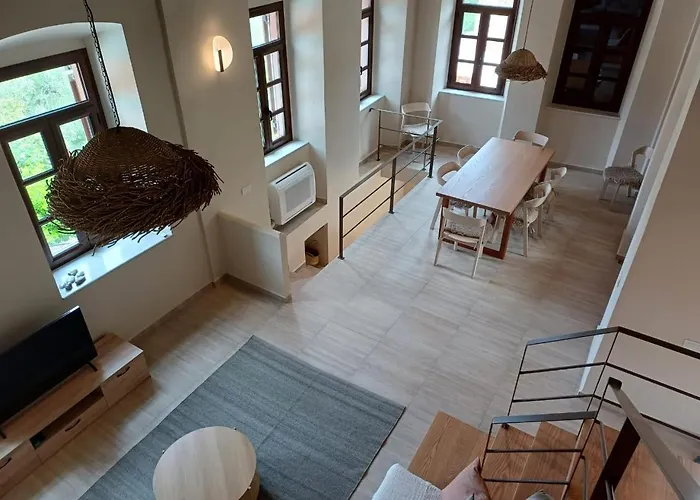 The Red Cliffs Leonídion