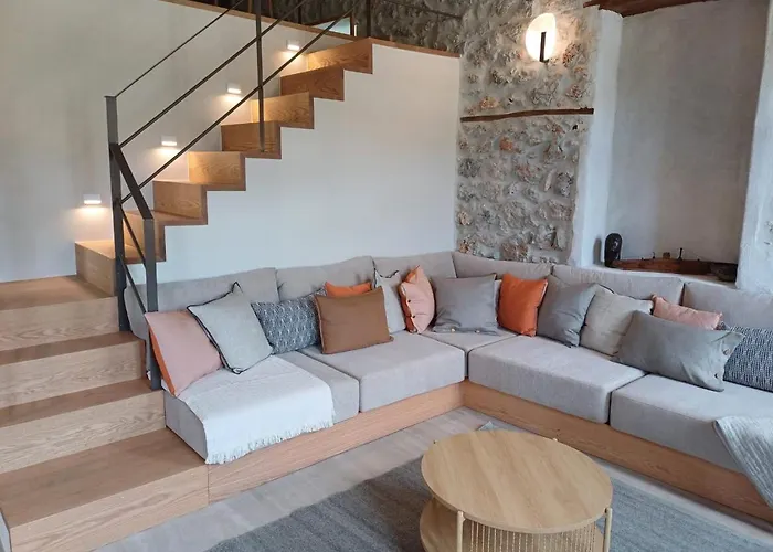 The Red Cliffs * Leonídion