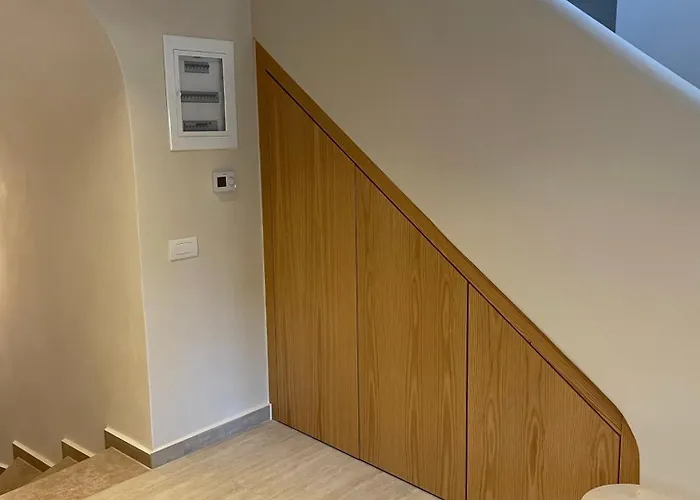 The Red Cliffs * Leonídion